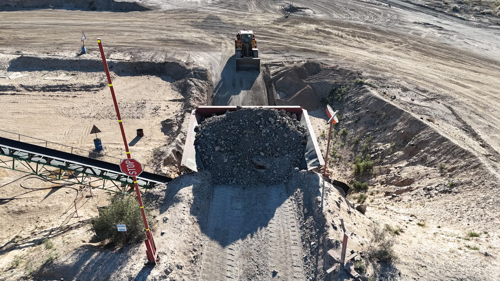 SISEMECH GRIZZLY FEEDER AND SCREEN WITH 50 TON HOPPER. DABMAR 8MX2M TRIPPLE DECK SCREEN. PLANT HEAD FEED +-700 TPH.