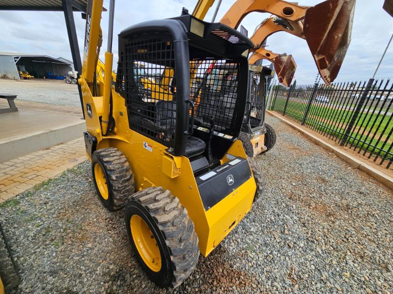 2014 JOHN DEERE 315 SKIDSTEER