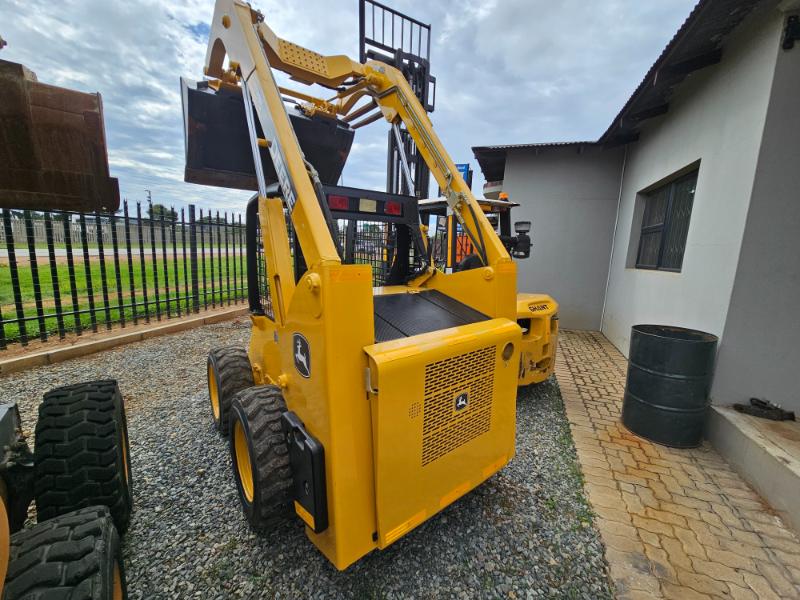 2014 JOHN DEERE 315 SKIDSTEER