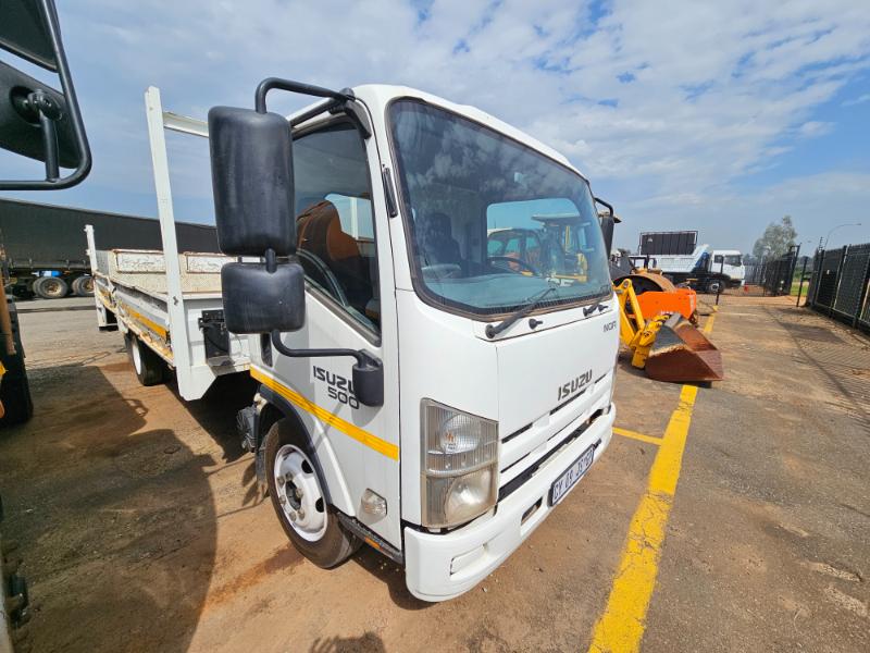 2015 ISUZU NQR500 DROPSIDE BODY TRUCK WITH TAIL LIFT. (CS236)