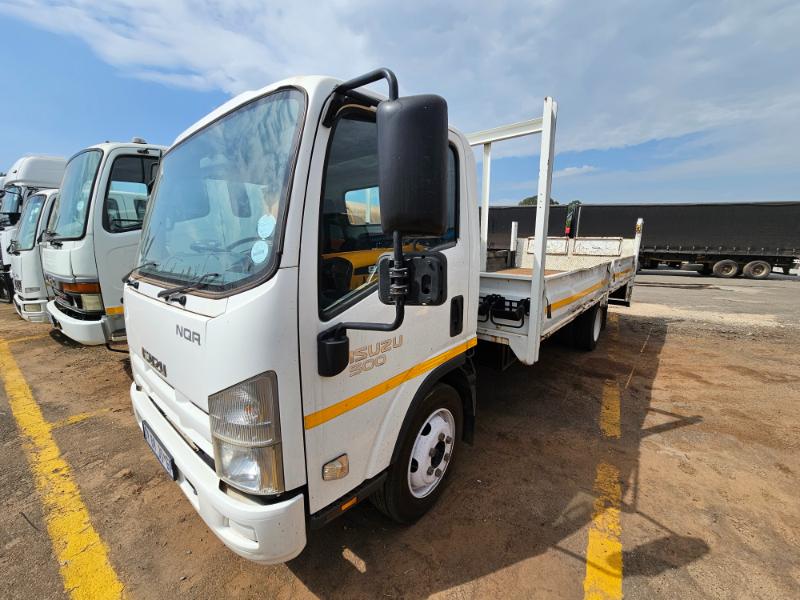 2015 ISUZU NQR500 DROPSIDE BODY TRUCK WITH TAIL LIFT. (CS236)