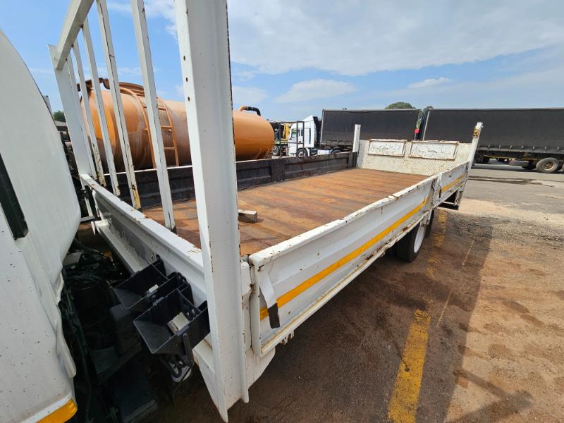 2015 ISUZU NQR500 DROPSIDE BODY TRUCK WITH TAIL LIFT. (CS236)