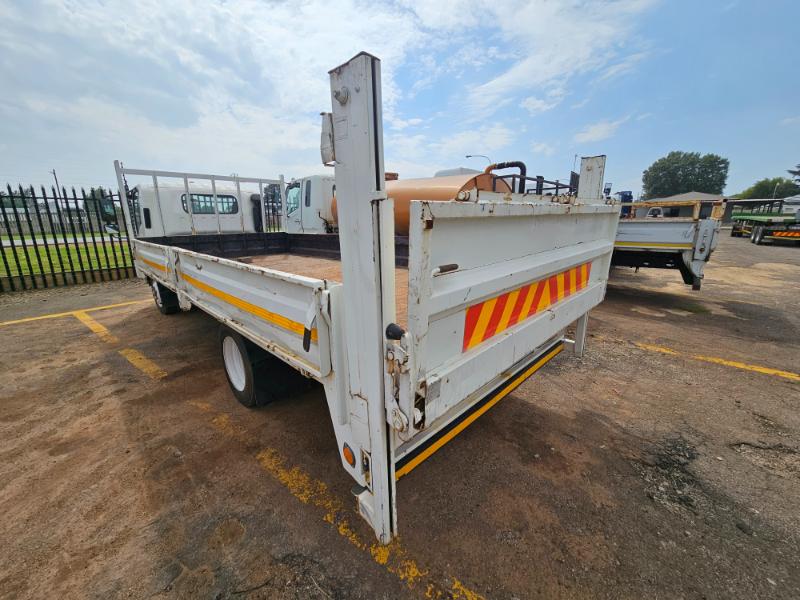 2015 ISUZU NQR500 DROPSIDE BODY TRUCK WITH TAIL LIFT. (CS236)