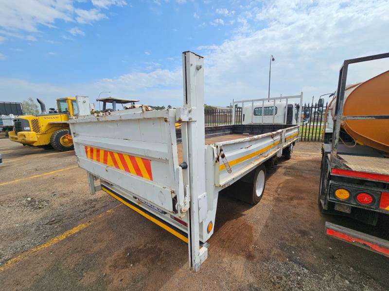 2015 ISUZU NQR500 DROPSIDE BODY TRUCK WITH TAIL LIFT. (CS236)