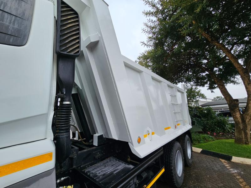 2019 UD QUESTER CWE 330 TIPPER TRUCK