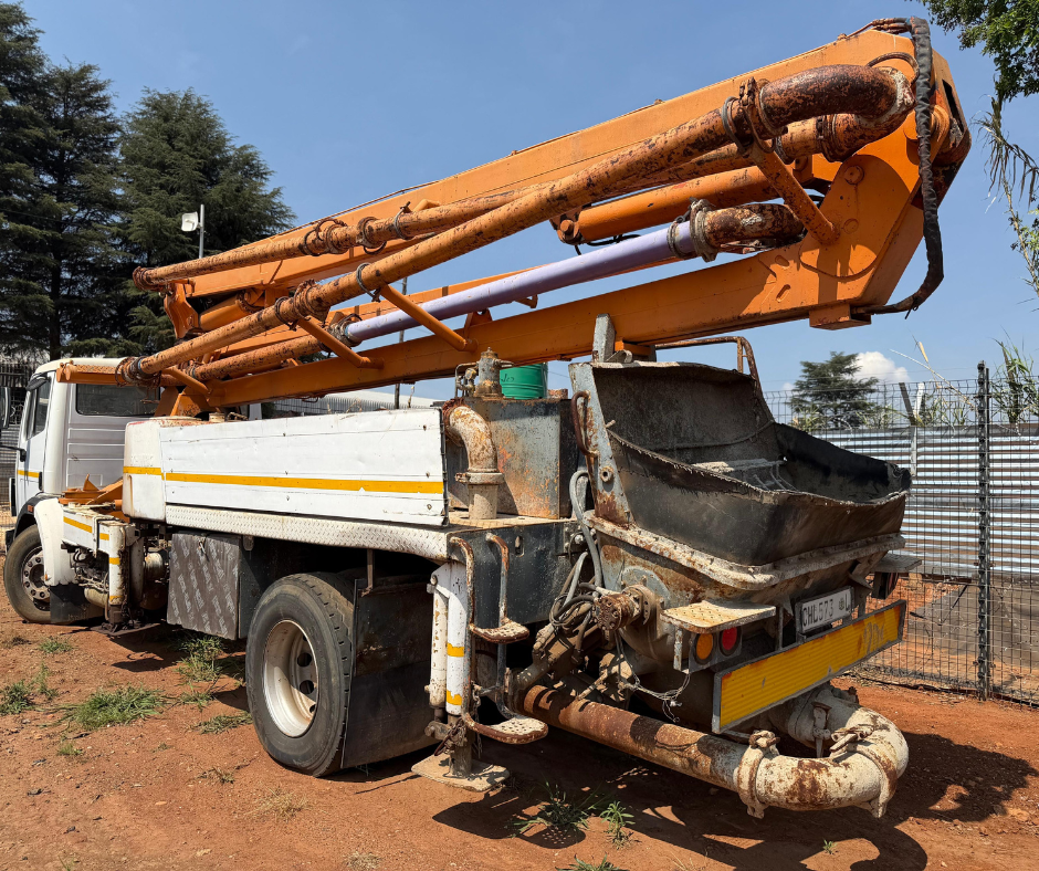 USED MERCEDES BENZ WITH CONCRETE PUMP BOOM TRUCK (S001832A)