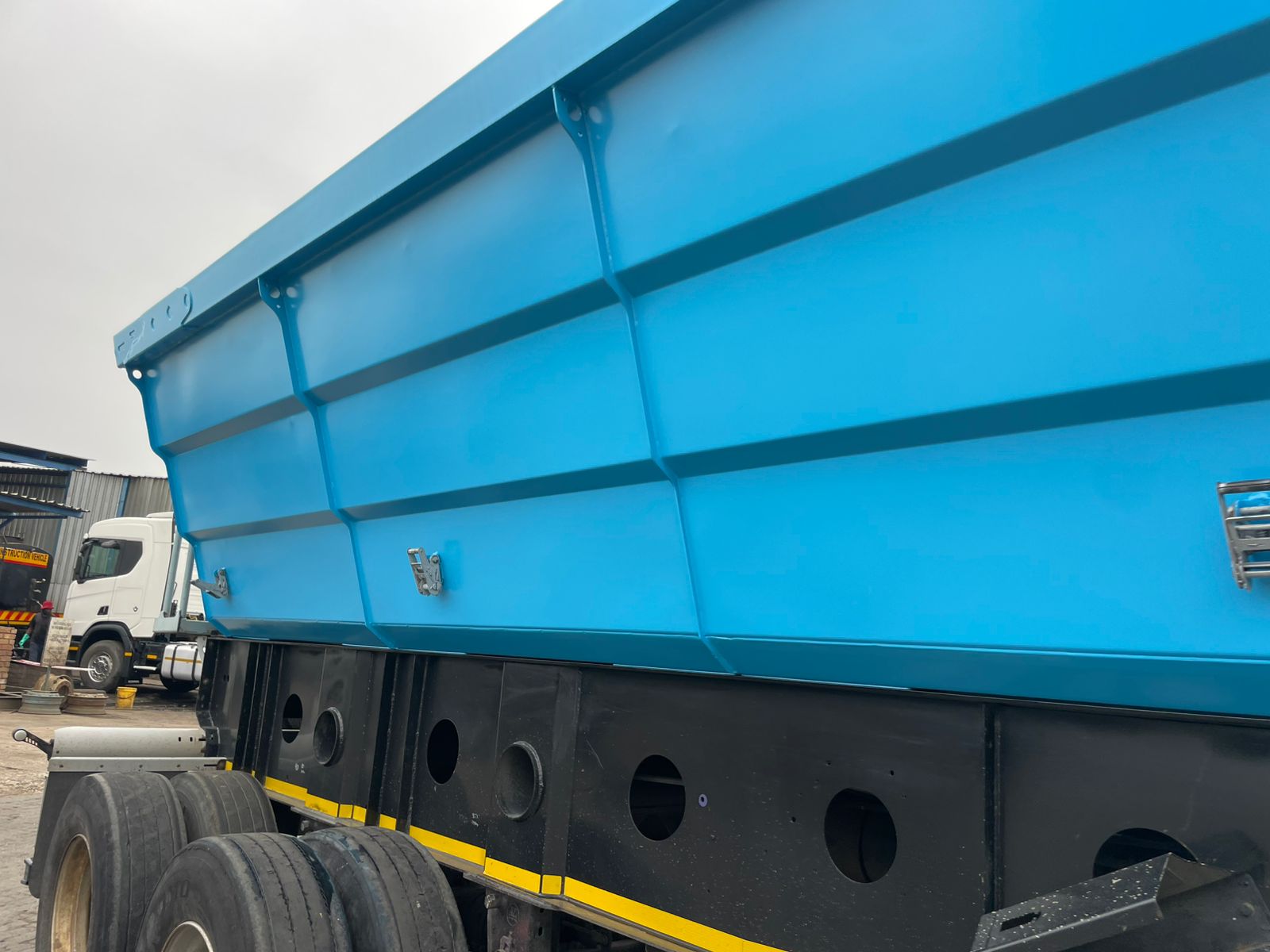 2020 AFRIT LINK SIDE TIPPER (SN573)