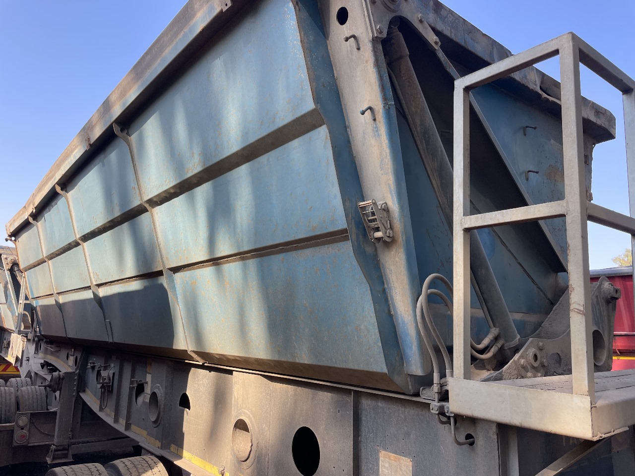 2014 AFRIT LINK SIDE TIPPER (SN5690)