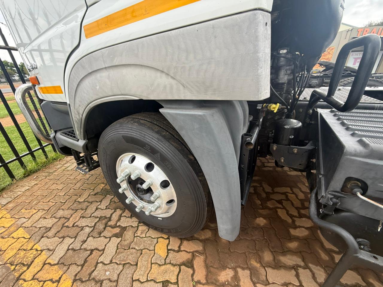 2022 UD QUESTER GWE440 TRUCK TRACTOR (SN5741)