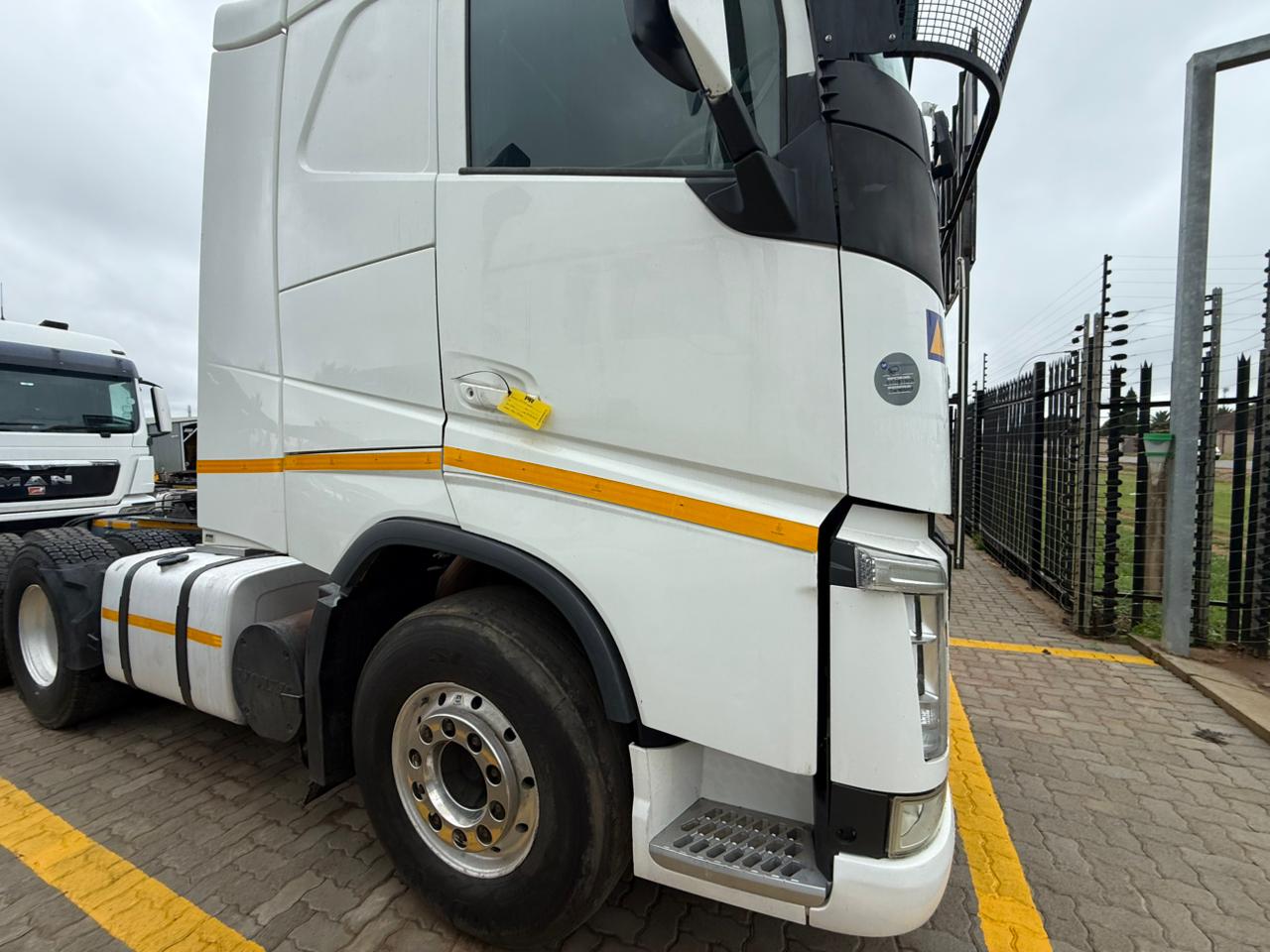 2021 VOLVO FH440 TRUCK TRACTOR (IS947)