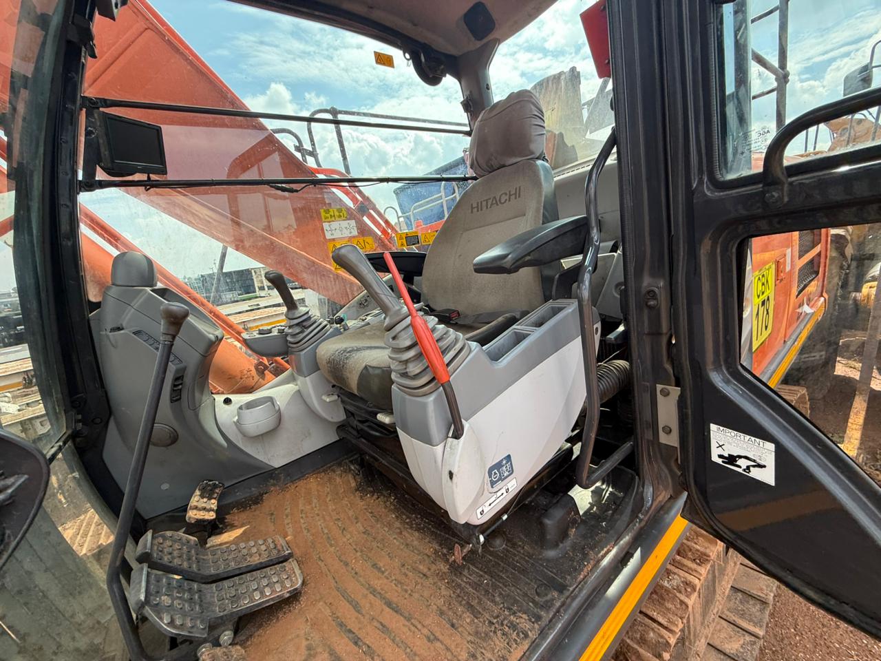 2018 HITACHI ZX 200 EXCAVATOR (A1293)