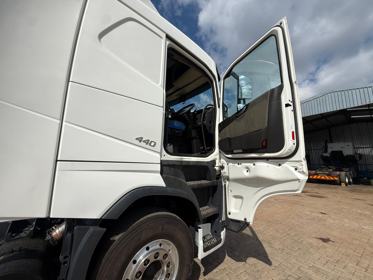 2023 VOLVO FH440 TRUCK TRACTOR (D162)
