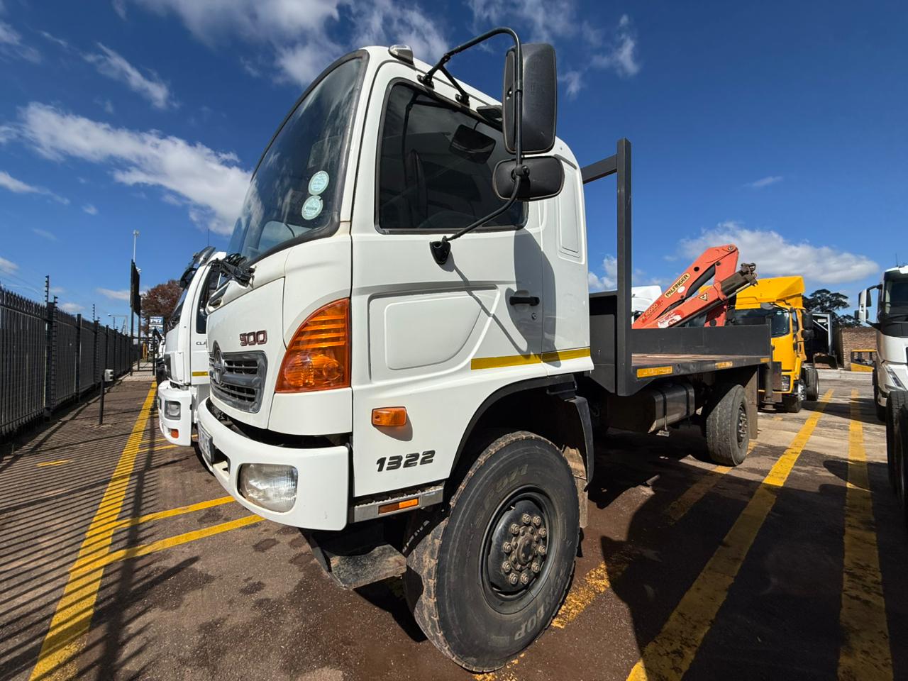 2015 HINO 500 1322 PALFINGER PK10000 CRANE TRUCK (CS2202)