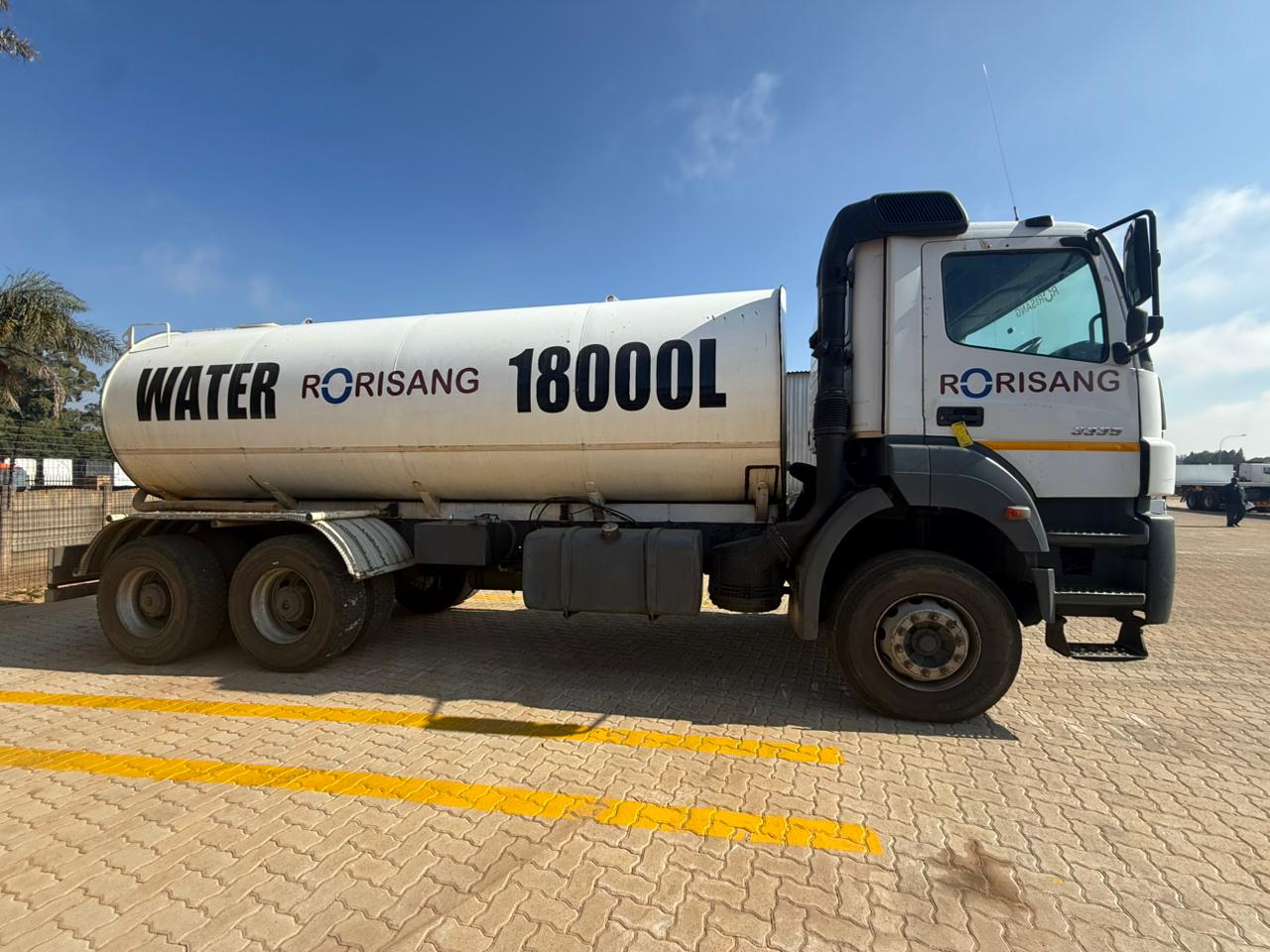 2009 MERCEDES BENZ 3335 18000L WATER BOWSER (IS985)