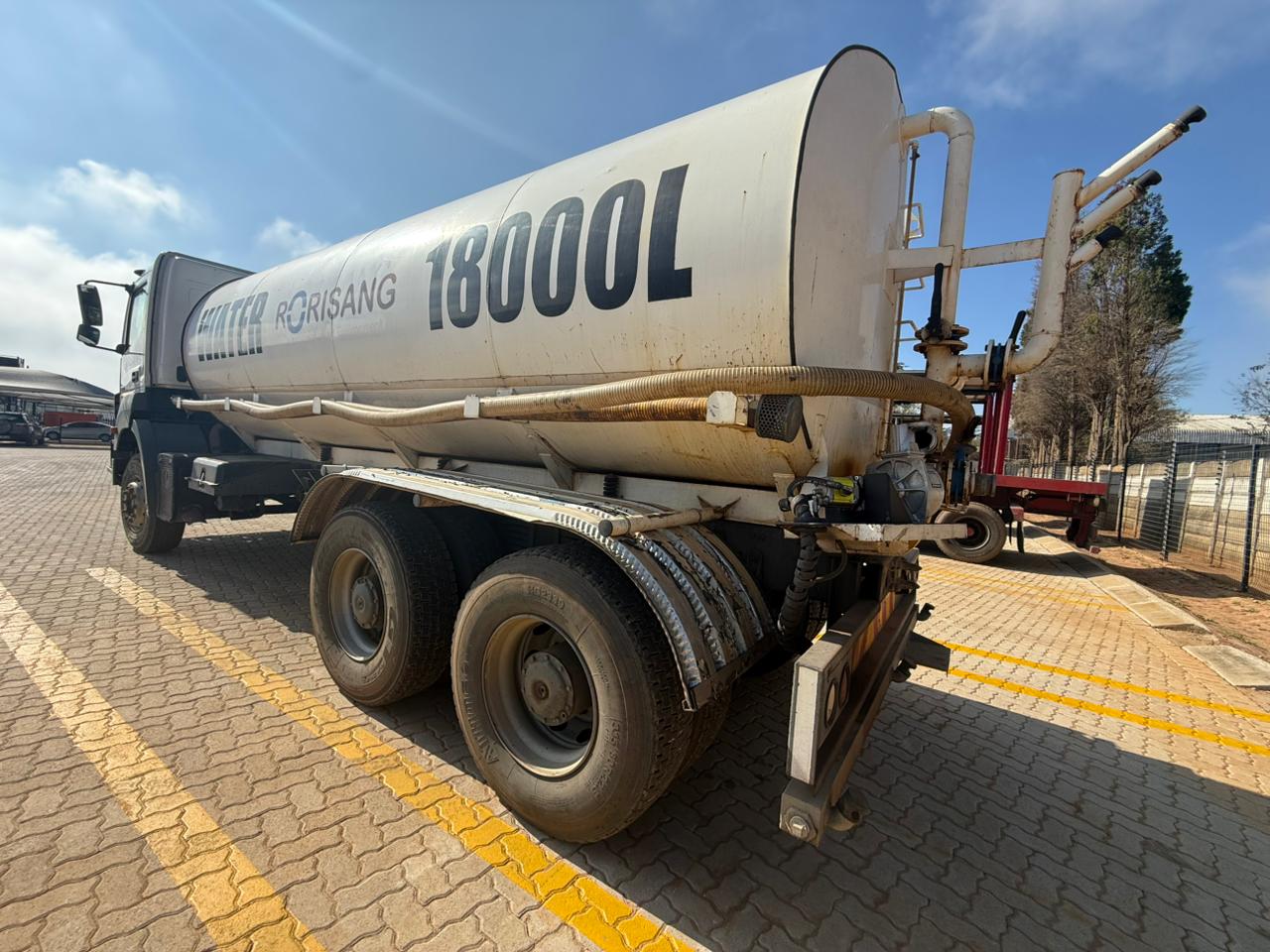 2009 MERCEDES BENZ 3335 18000L WATER BOWSER (IS985)