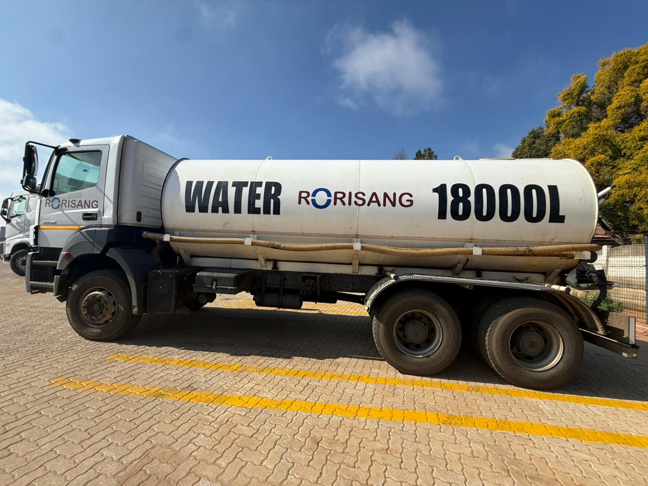 2009 MERCEDES BENZ 3335 18000L WATER BOWSER (IS985)