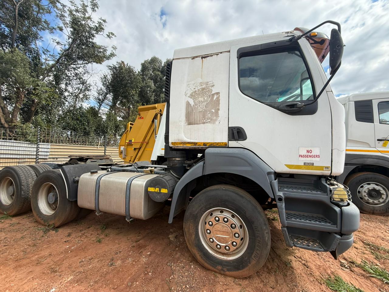 2002 RENAULT KERAX 26-440 TRUCK TRACTOR (IS760)