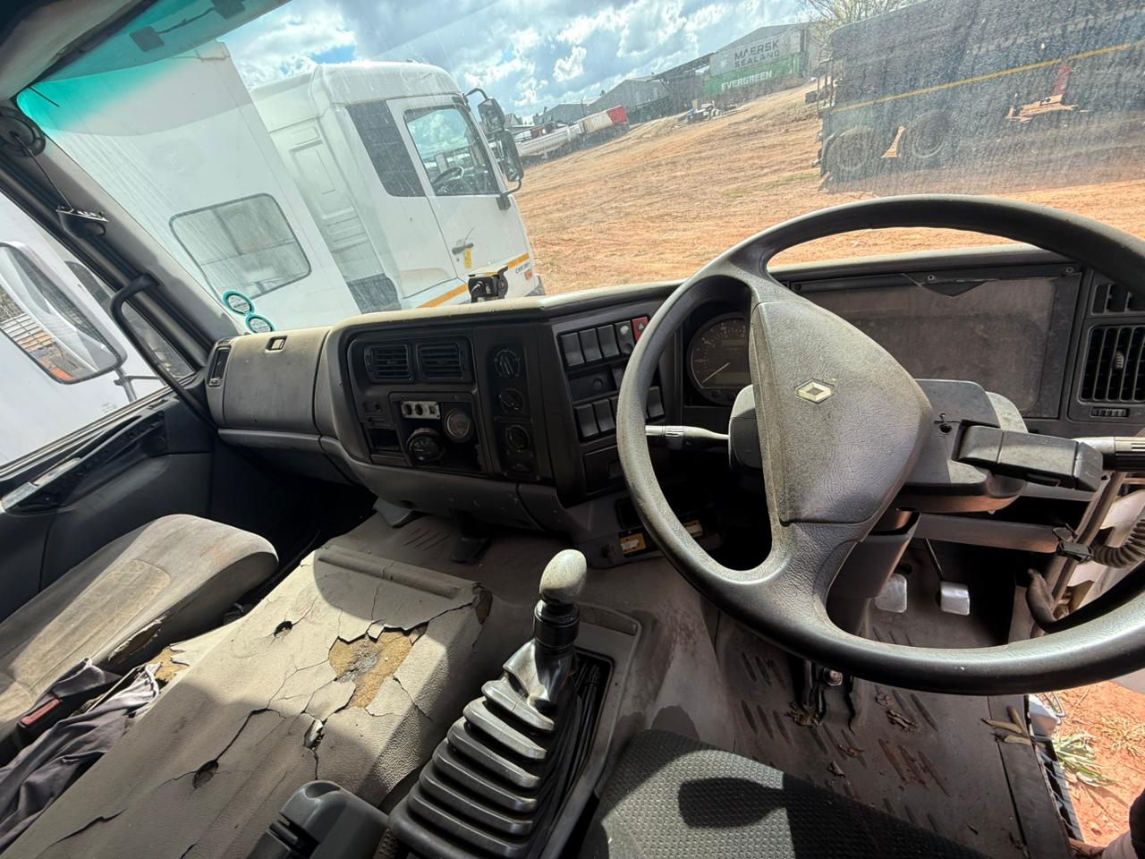 2002 RENAULT KERAX 26-440 TRUCK TRACTOR (IS760)