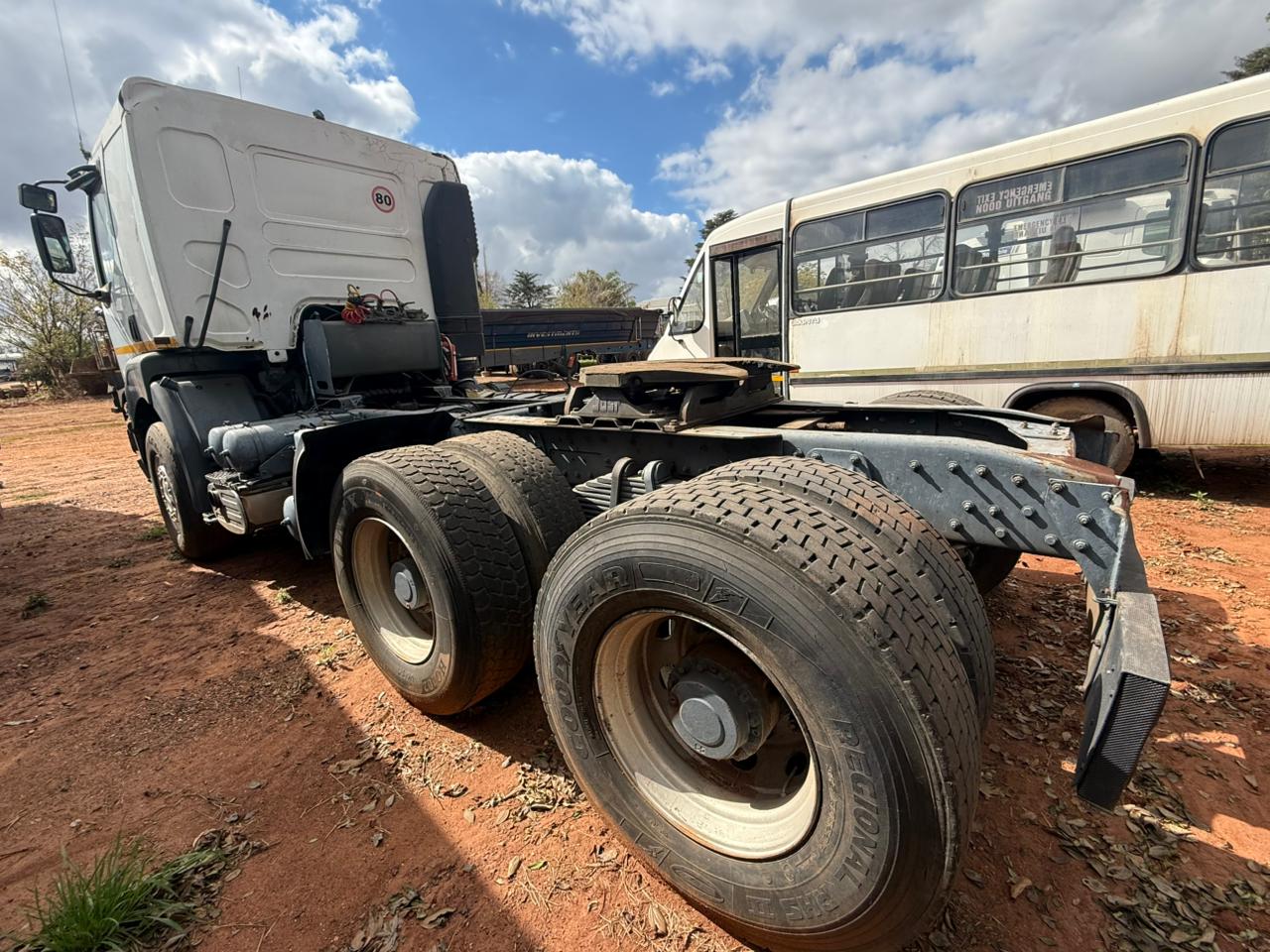 2002 RENAULT KERAX 26-440 TRUCK TRACTOR (IS760)