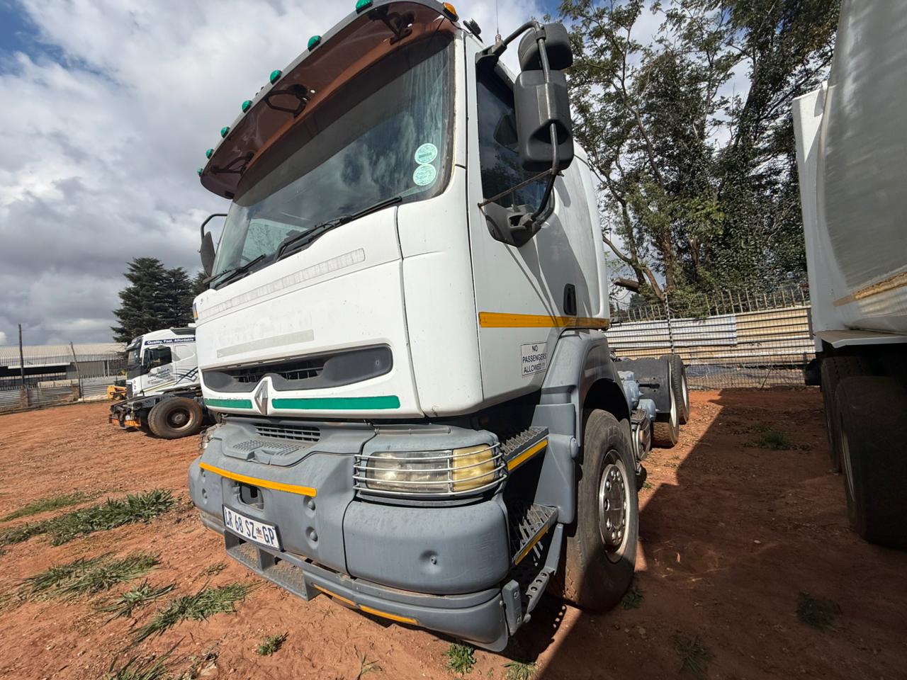2002 RENAULT KERAX 26-440 TRUCK TRACTOR (IS760)