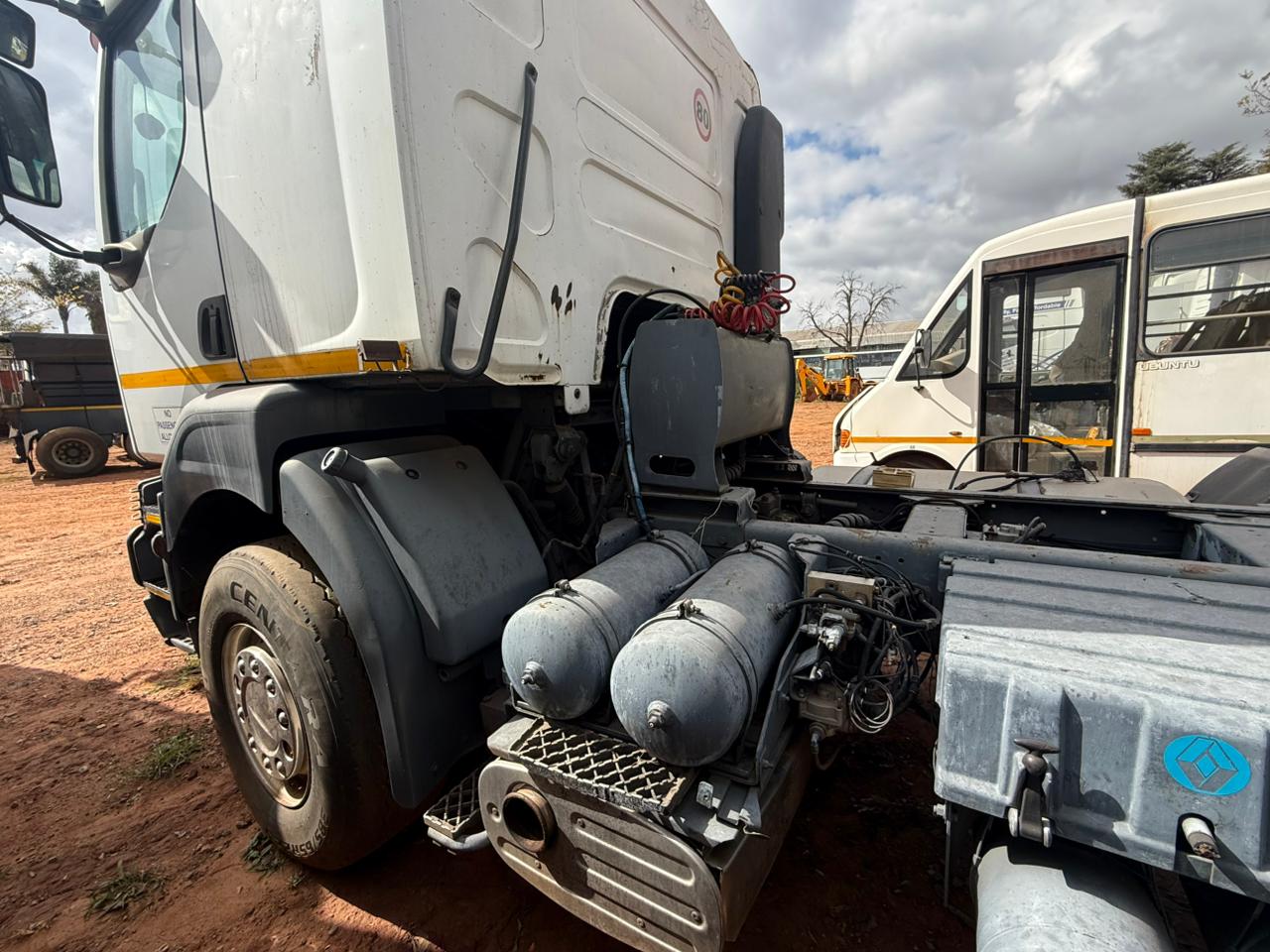 2002 RENAULT KERAX 26-440 TRUCK TRACTOR (IS760)