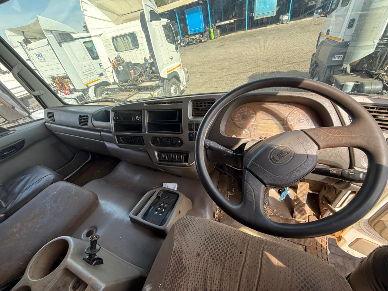 2019 UD QUESTER CWE330 TIPPER TRUCK (IS996)