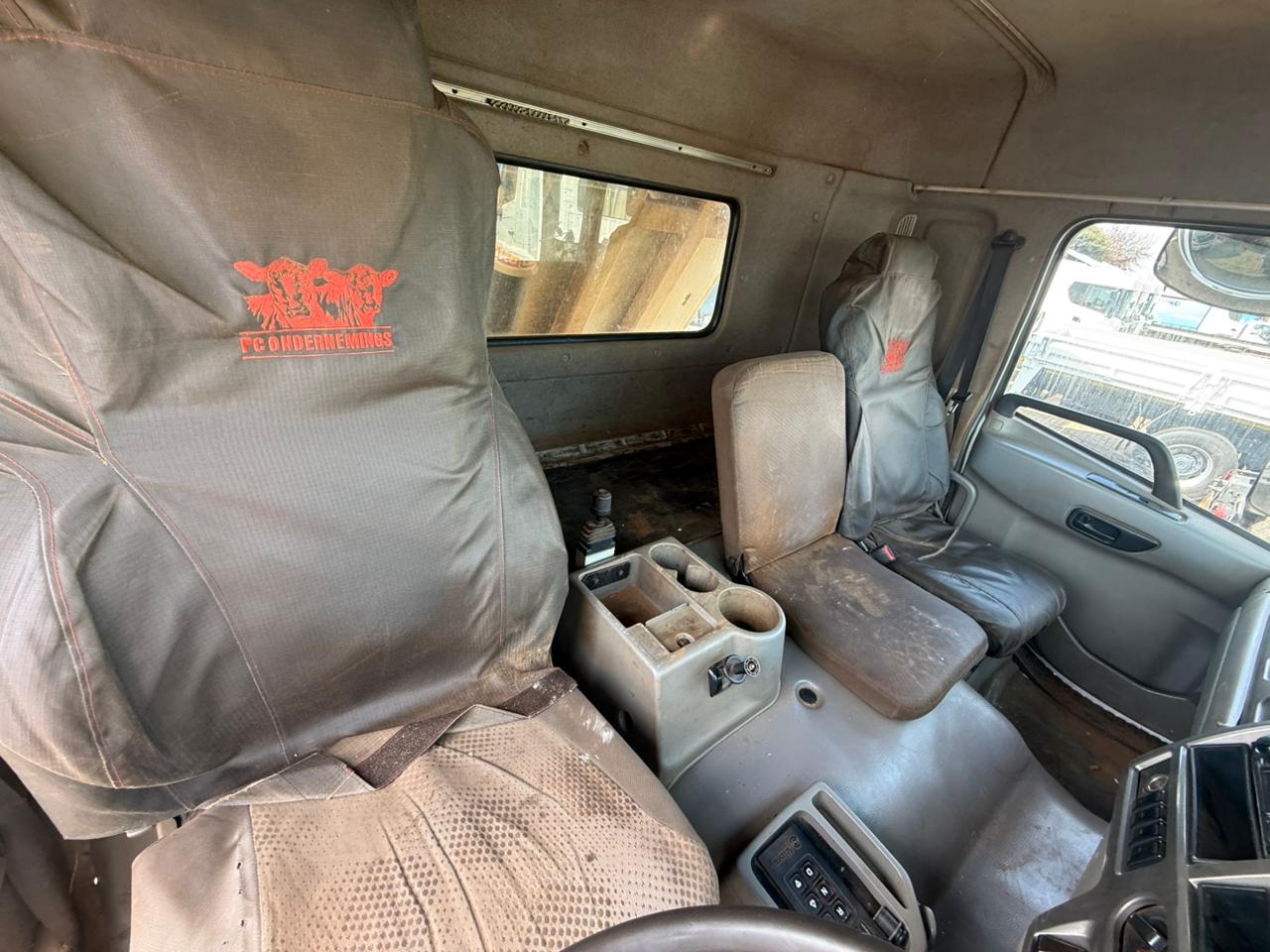 2019 UD QUESTER CWE330 TIPPER TRUCK (IS996)