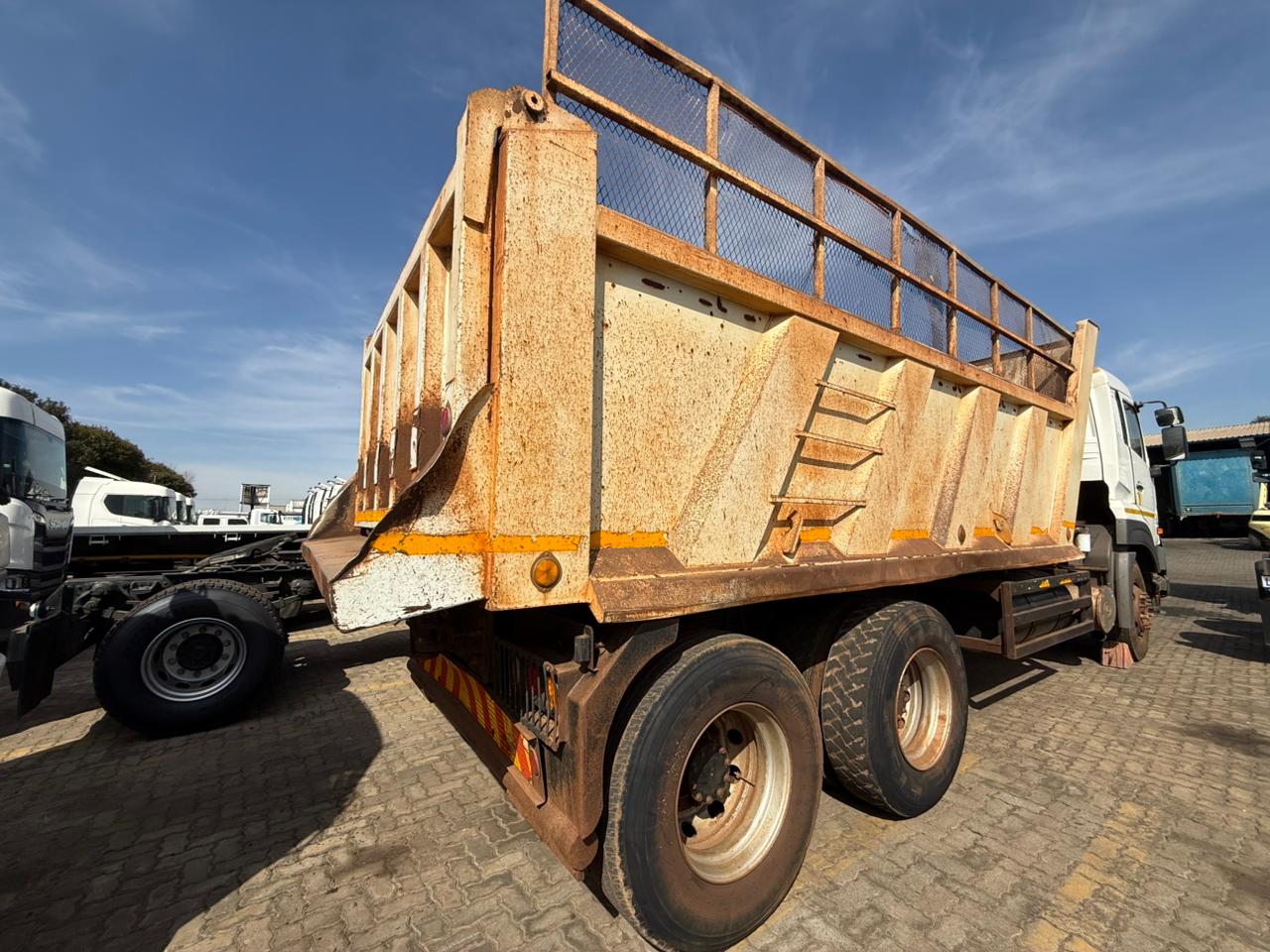 2019 UD QUESTER CWE330 TIPPER TRUCK (IS996)
