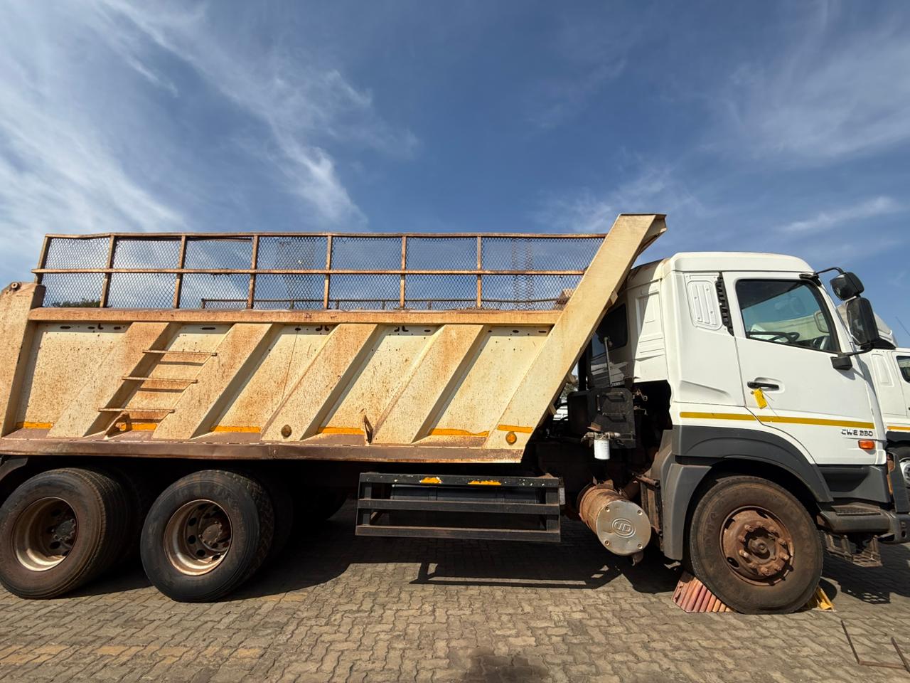 2019 UD QUESTER CWE330 TIPPER TRUCK (IS996)