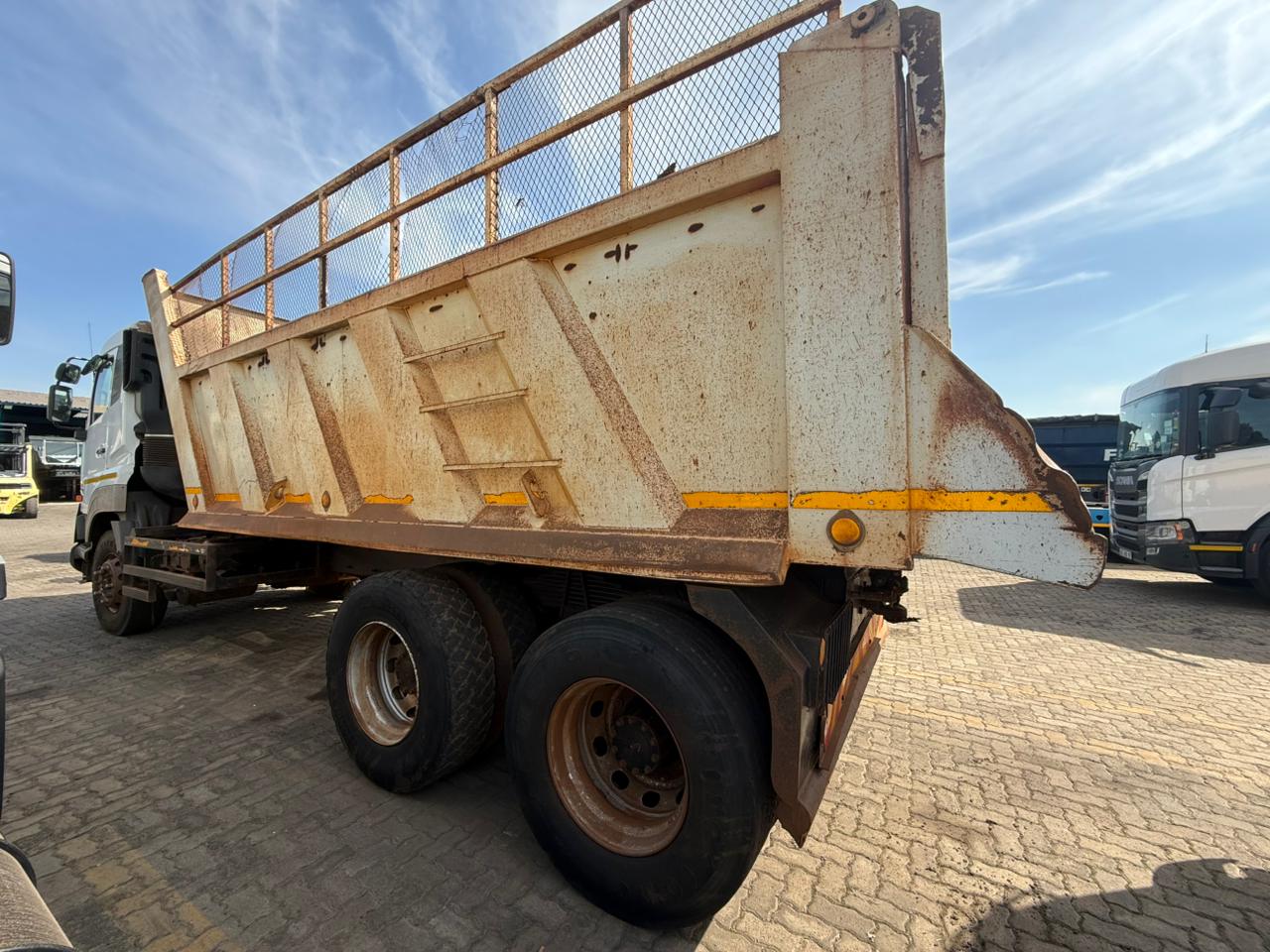 2019 UD QUESTER CWE330 TIPPER TRUCK (IS996)