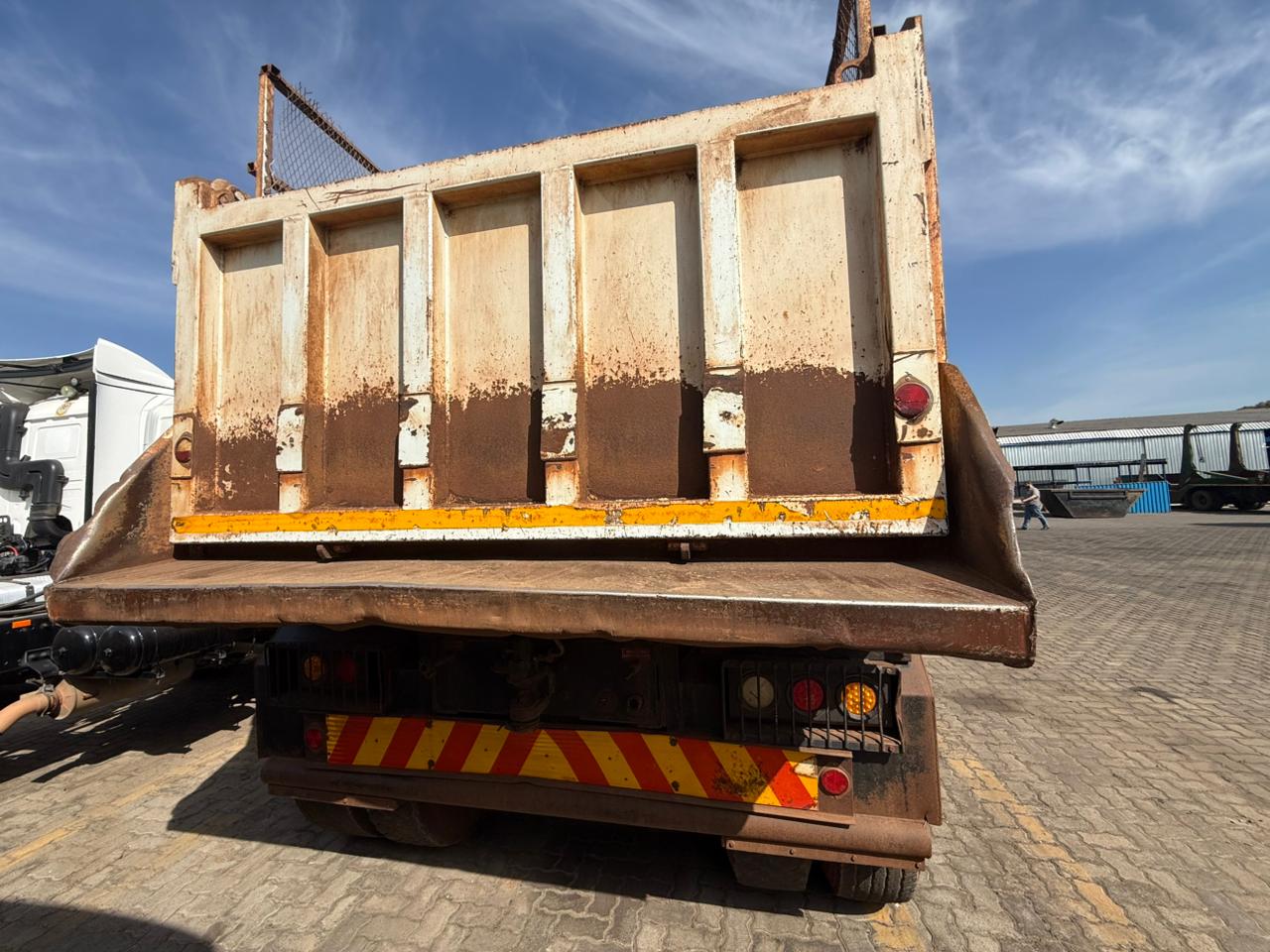 2019 UD QUESTER CWE330 TIPPER TRUCK (IS996)