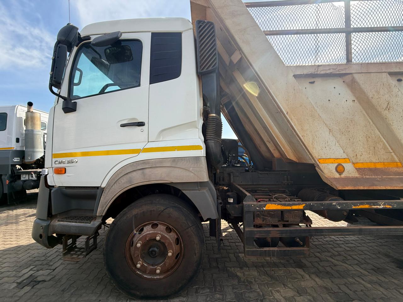 2019 UD QUESTER CWE330 TIPPER TRUCK (IS996)