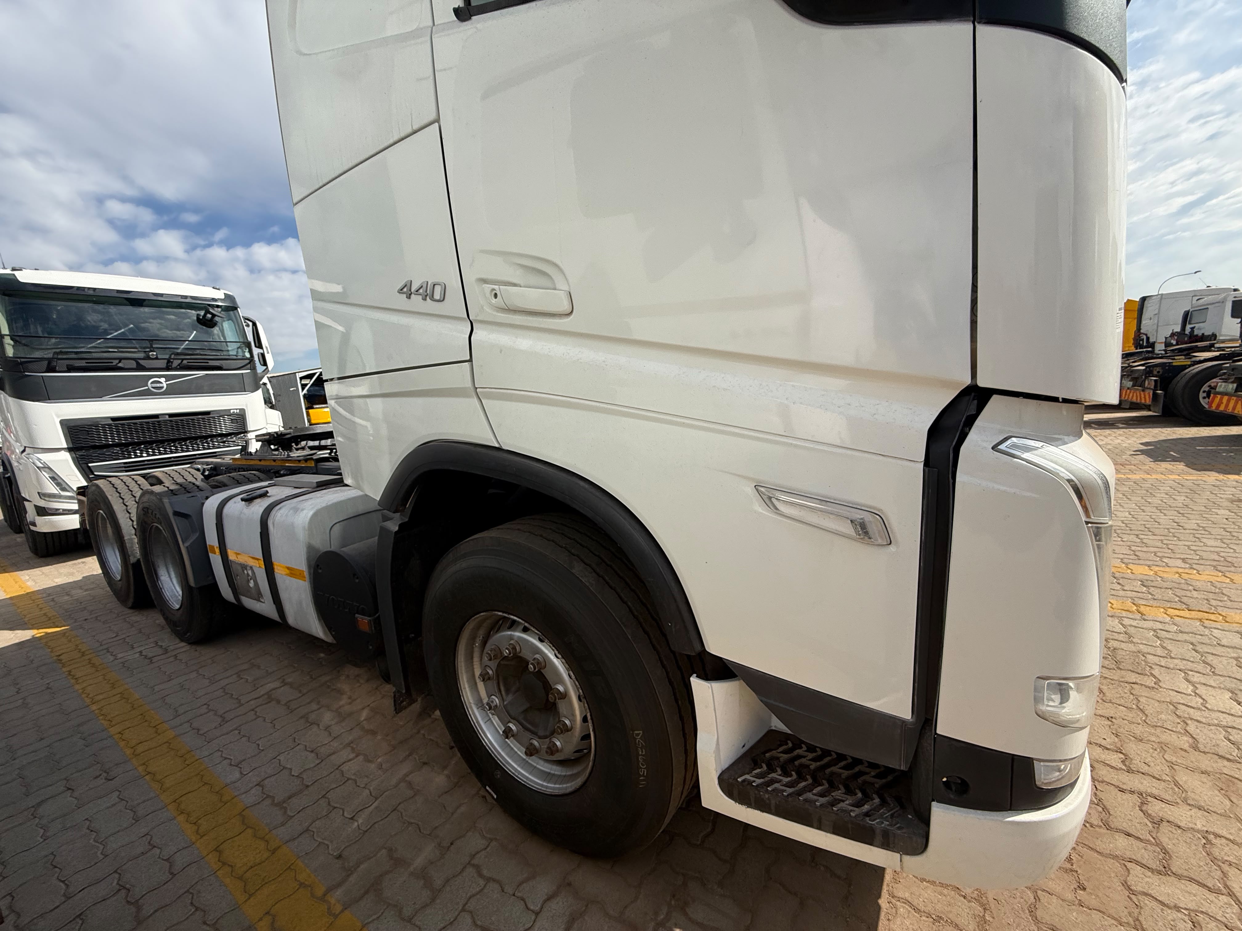 2023 VOLVO FH440 TRUCK TRACTOR (L96)