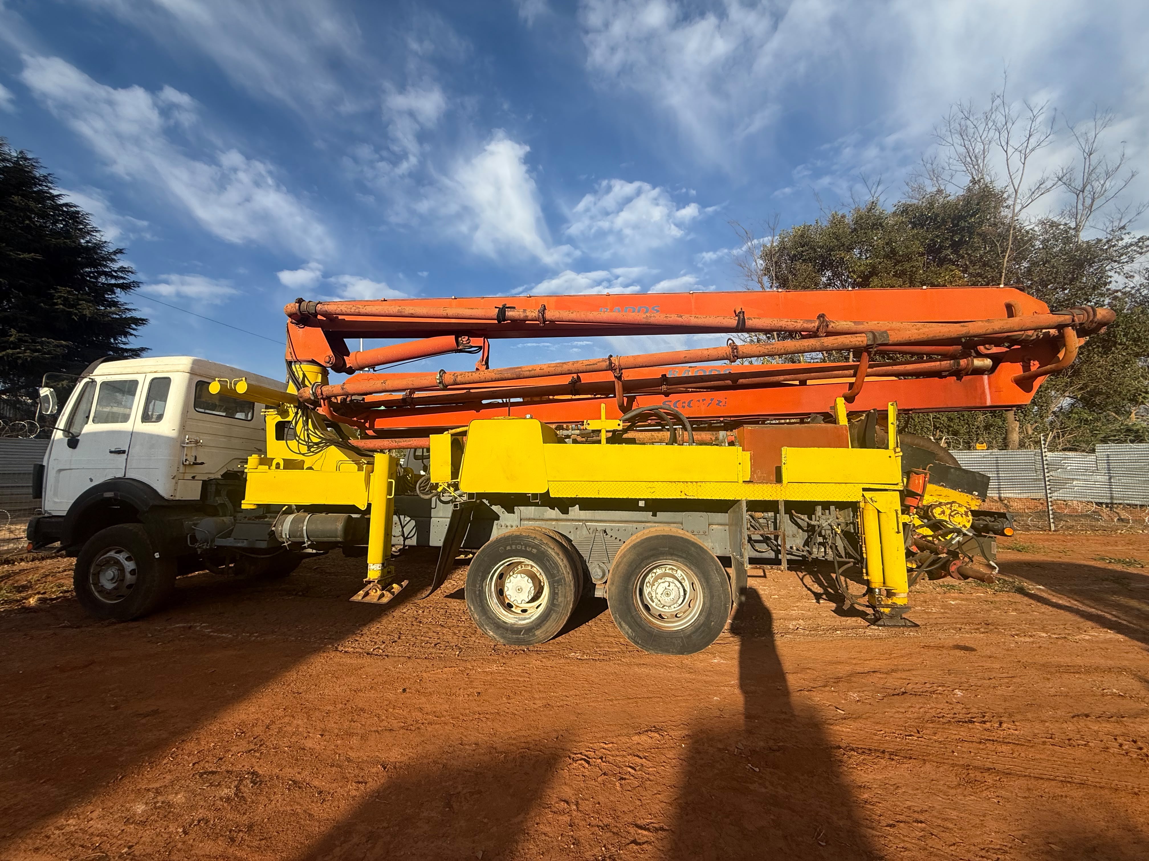 1989 MERCEDES BENZ 2225 WITH CONCRETE PUMP TRUCK (A1139/IR937)