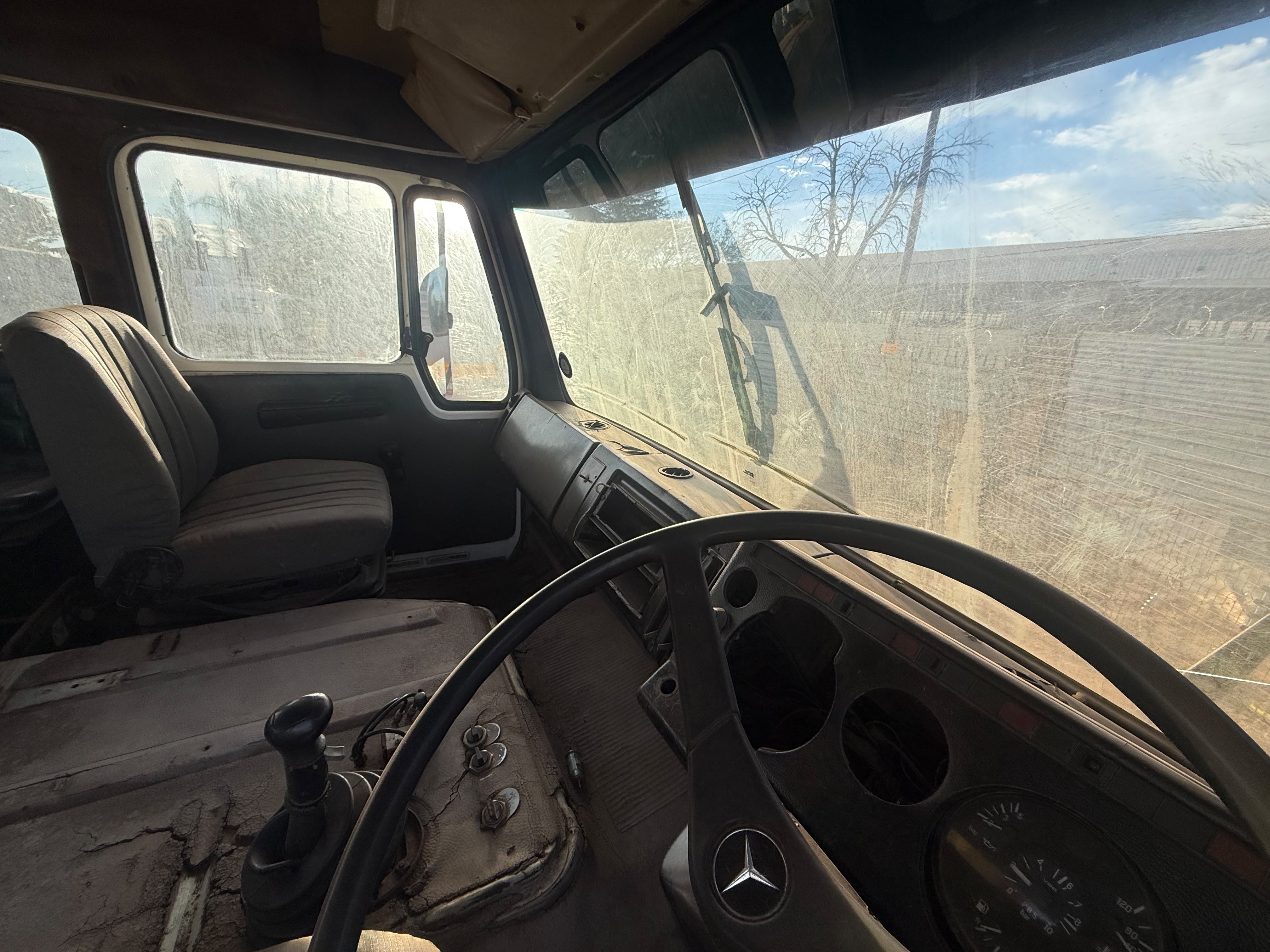 1989 MERCEDES BENZ 2225 WITH CONCRETE PUMP TRUCK (A1139/IR937)