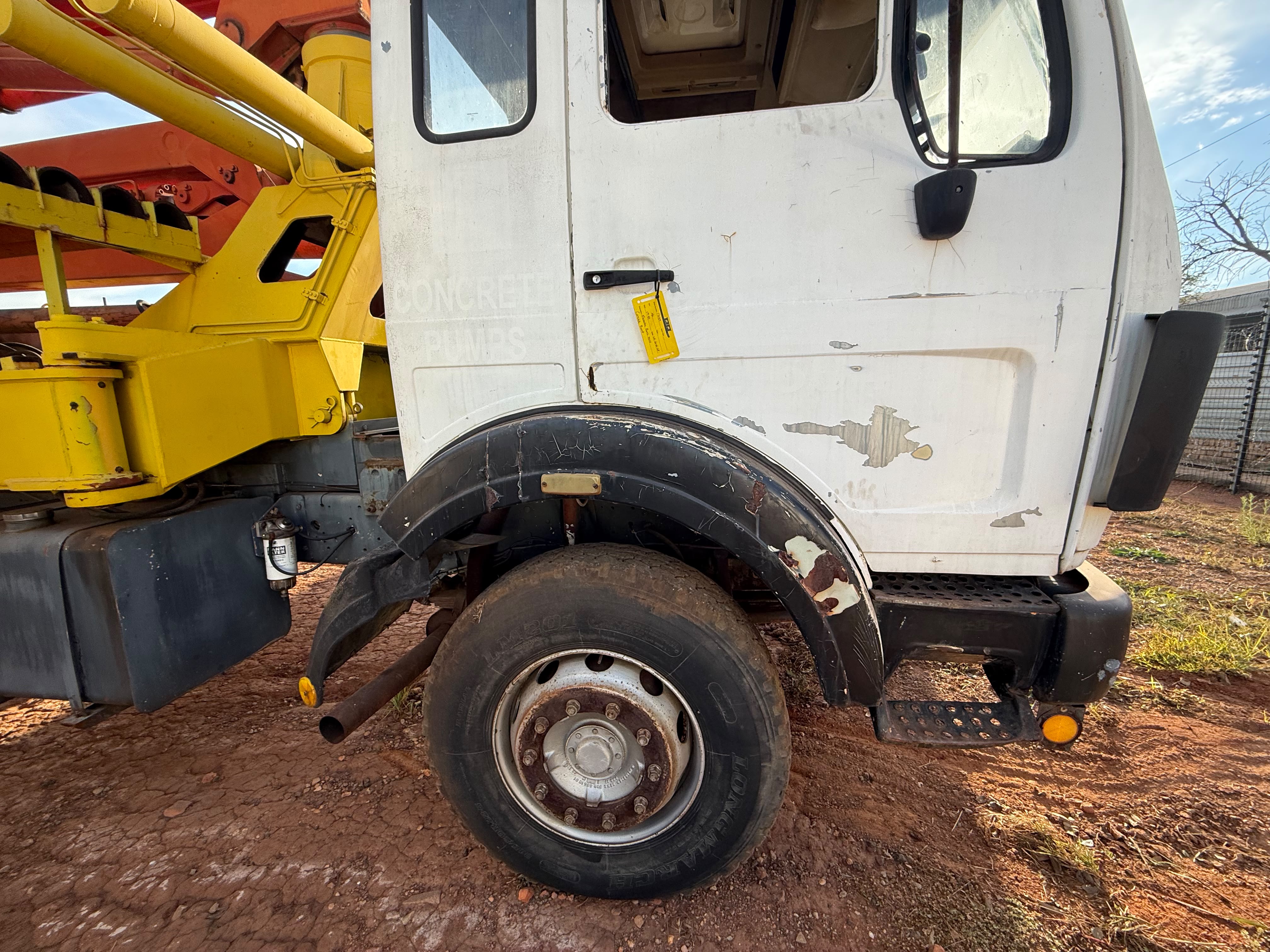 1989 MERCEDES BENZ 2225 WITH CONCRETE PUMP TRUCK (A1139/IR937)
