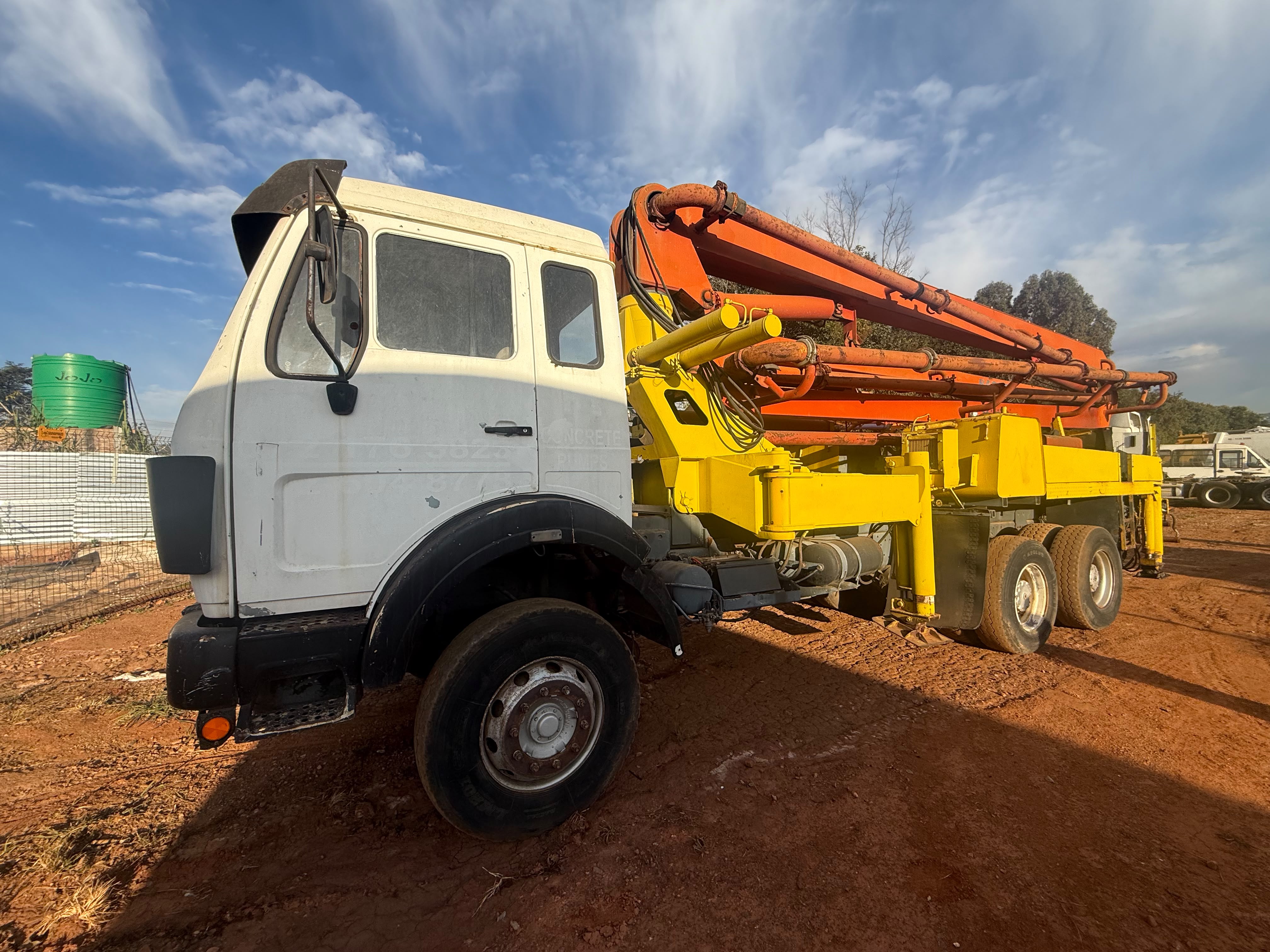 1989 MERCEDES BENZ 2225 WITH CONCRETE PUMP TRUCK (A1139/IR937)