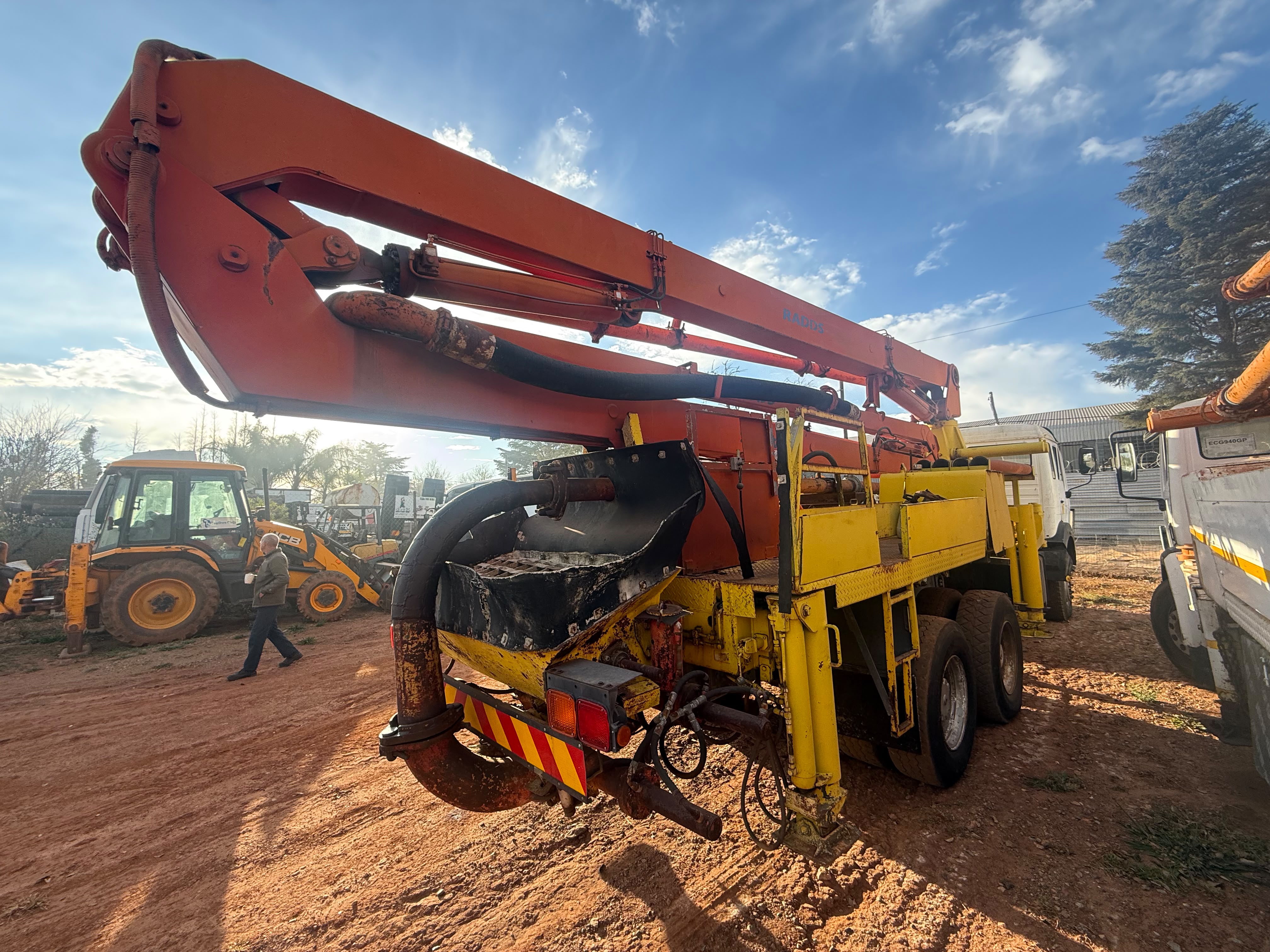 1989 MERCEDES BENZ 2225 WITH CONCRETE PUMP TRUCK (A1139/IR937)