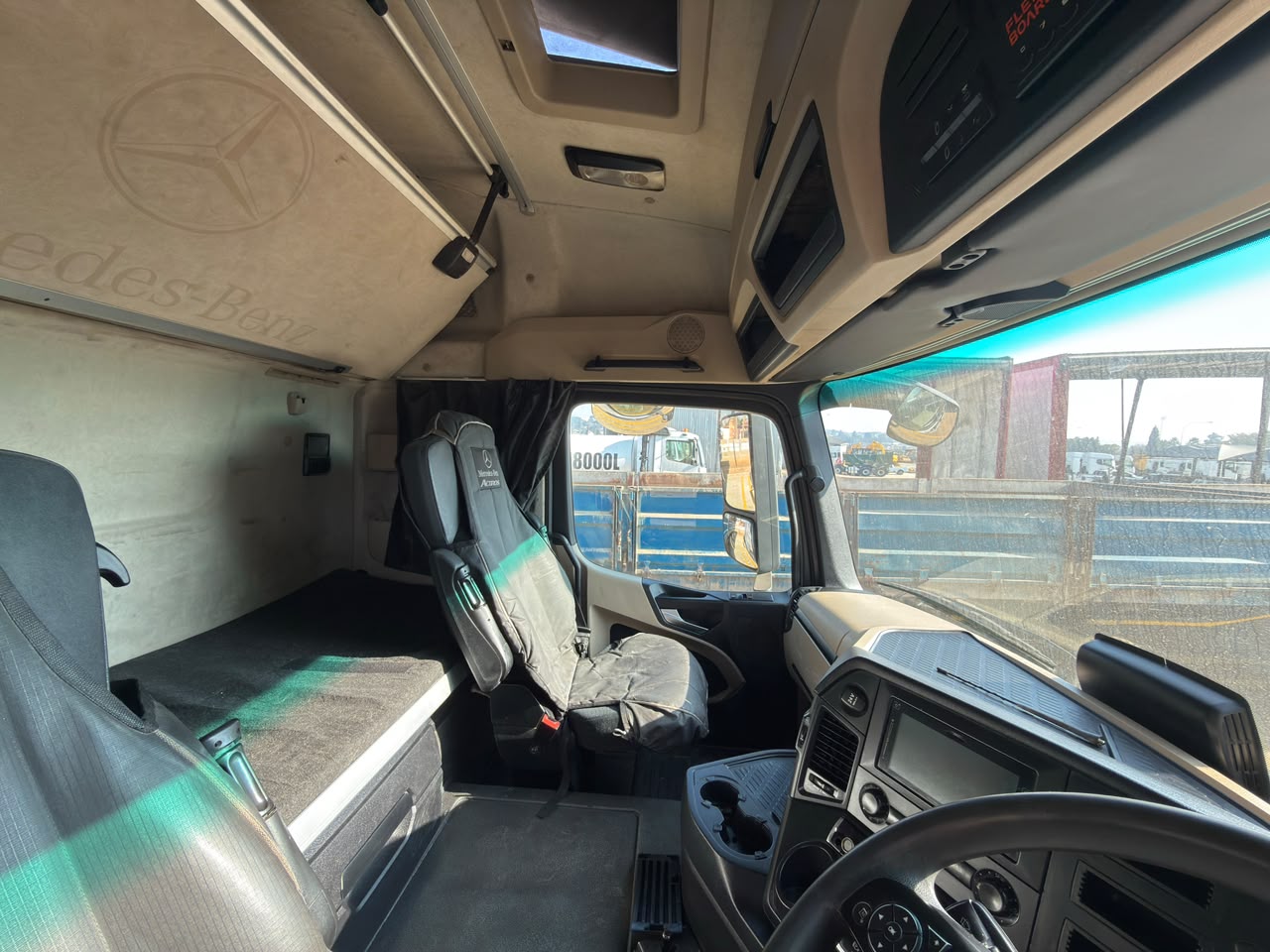 2021 MERCEDES BENZ TRUCK TRACTOR (CS2205)