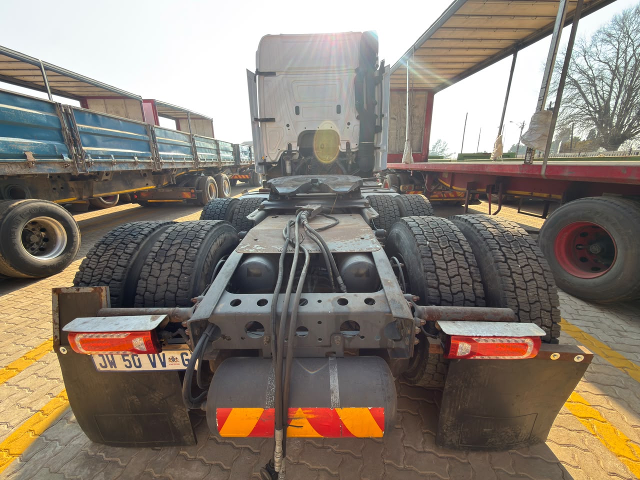 2021 MERCEDES BENZ TRUCK TRACTOR (CS2205)
