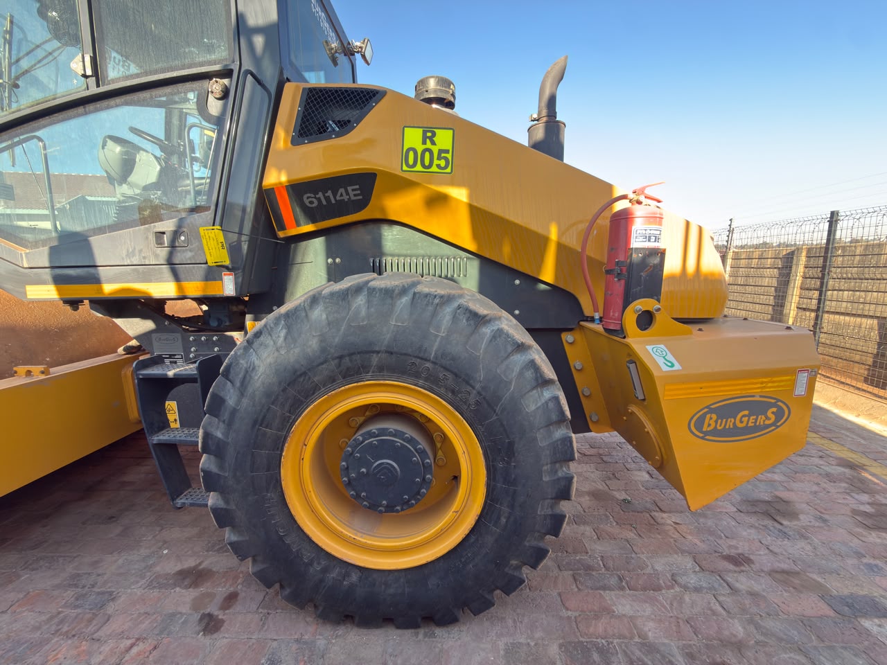 2024 LIUGONG 6114E SMOOTH DRUM ROLLER WITH PADFOOT SHELL (PCS633)