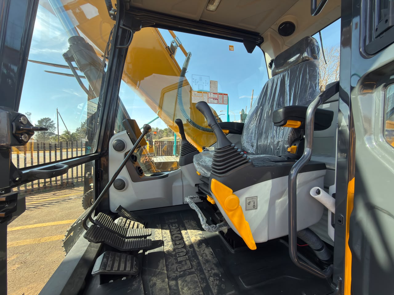 NEW FEELER HT210 920F CRAWLER EXCAVATOR (F0028)