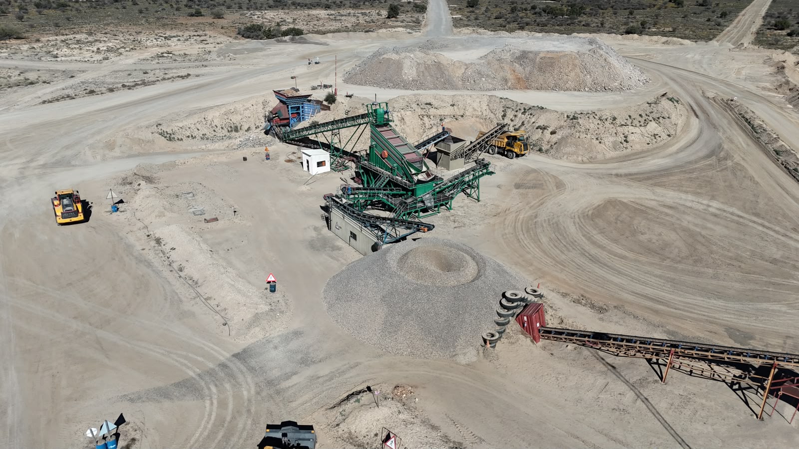 SISEMECH GRIZZLY FEEDER AND SCREEN WITH 50 TON HOPPER. DABMAR 8MX2M TRIPPLE DECK SCREEN. PLANT HEAD FEED +-700 TPH.