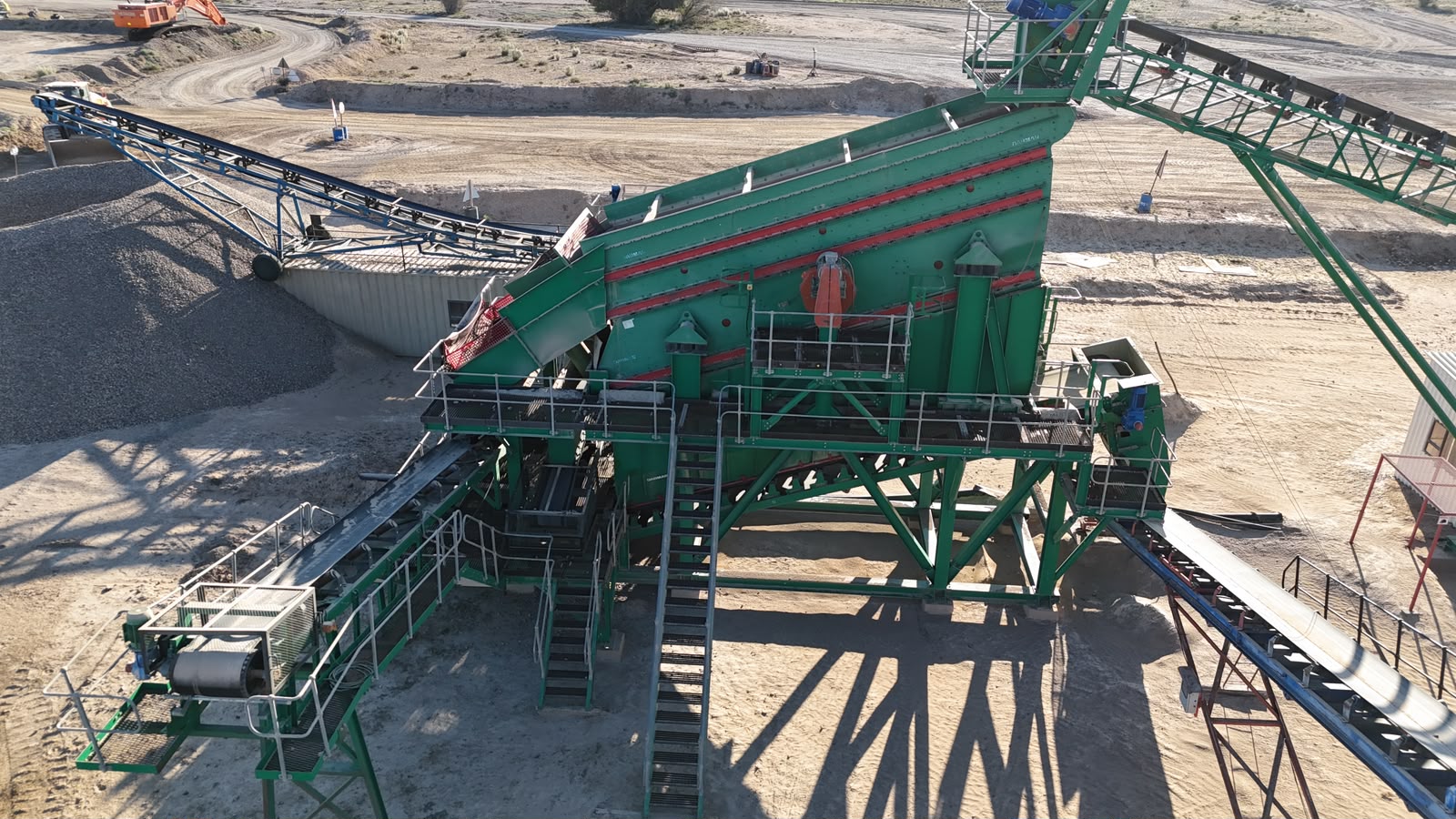 SISEMECH GRIZZLY FEEDER AND SCREEN WITH 50 TON HOPPER. DABMAR 8MX2M TRIPPLE DECK SCREEN. PLANT HEAD FEED +-700 TPH.