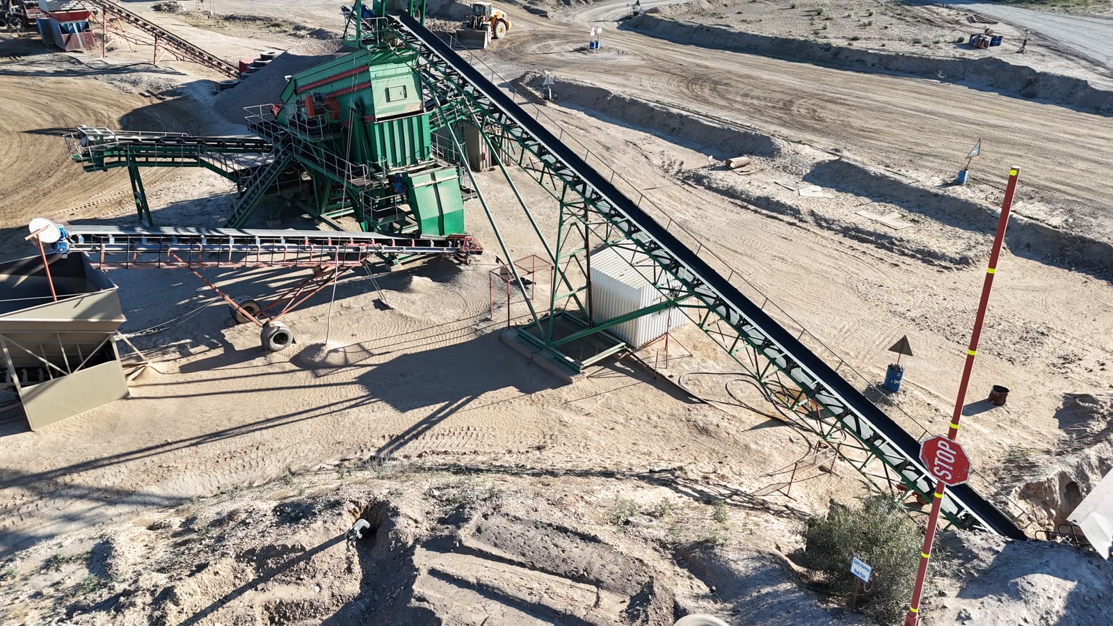 SISEMECH GRIZZLY FEEDER AND SCREEN WITH 50 TON HOPPER. DABMAR 8MX2M TRIPPLE DECK SCREEN. PLANT HEAD FEED +-700 TPH.