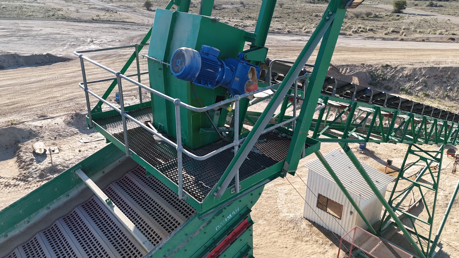 SISEMECH GRIZZLY FEEDER AND SCREEN WITH 50 TON HOPPER. DABMAR 8MX2M TRIPPLE DECK SCREEN. PLANT HEAD FEED +-700 TPH.