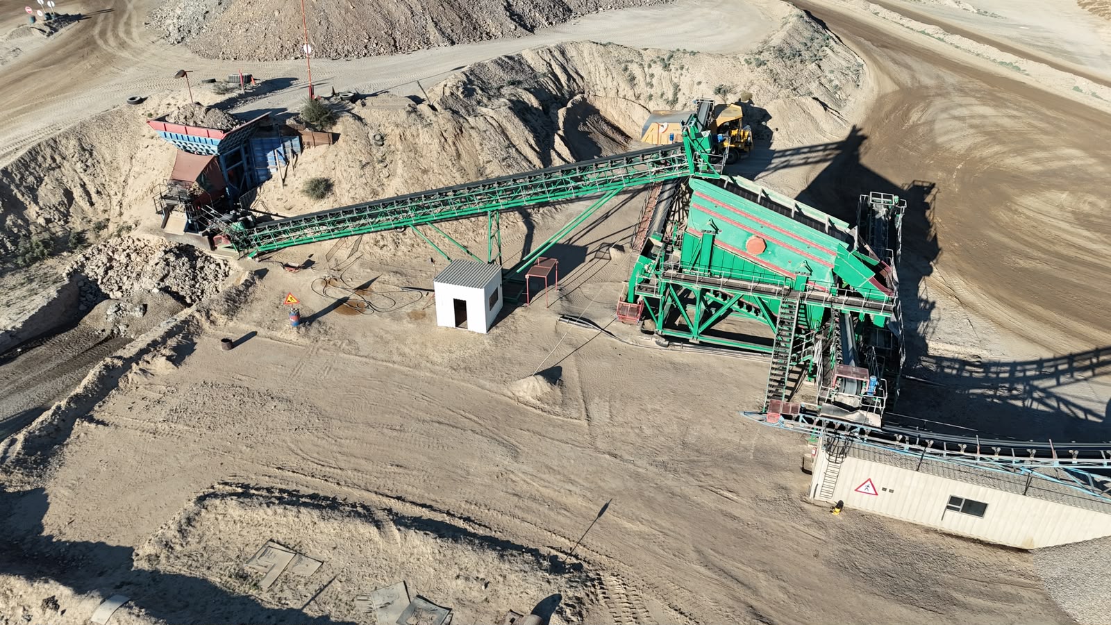 SISEMECH GRIZZLY FEEDER AND SCREEN WITH 50 TON HOPPER. DABMAR 8MX2M TRIPPLE DECK SCREEN. PLANT HEAD FEED +-700 TPH.