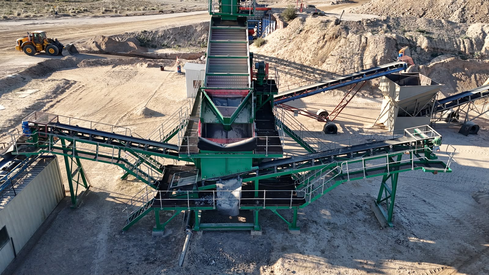 SISEMECH GRIZZLY FEEDER AND SCREEN WITH 50 TON HOPPER. DABMAR 8MX2M TRIPPLE DECK SCREEN. PLANT HEAD FEED +-700 TPH.