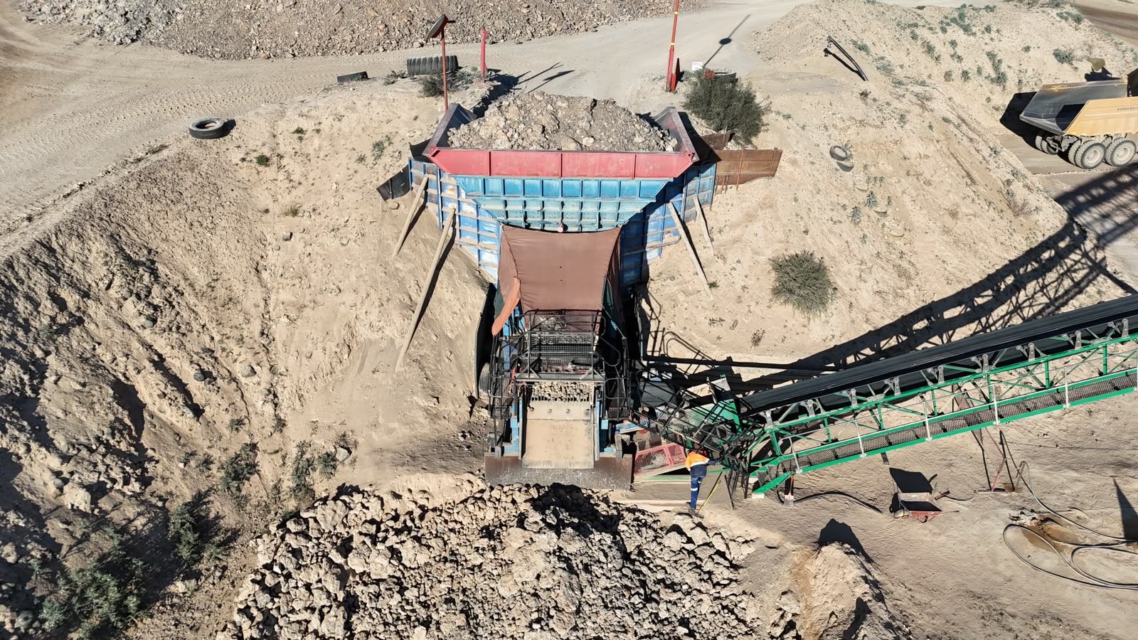 SISEMECH GRIZZLY FEEDER AND SCREEN WITH 50 TON HOPPER. DABMAR 8MX2M TRIPPLE DECK SCREEN. PLANT HEAD FEED +-700 TPH.