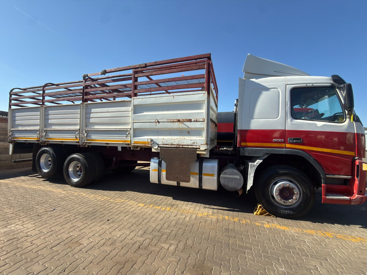 2005 VOLVO FM300 CATTLE BODY TRUCK (SN5873)
